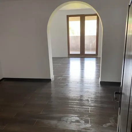 Living cu arcadă zidită și parchet montat