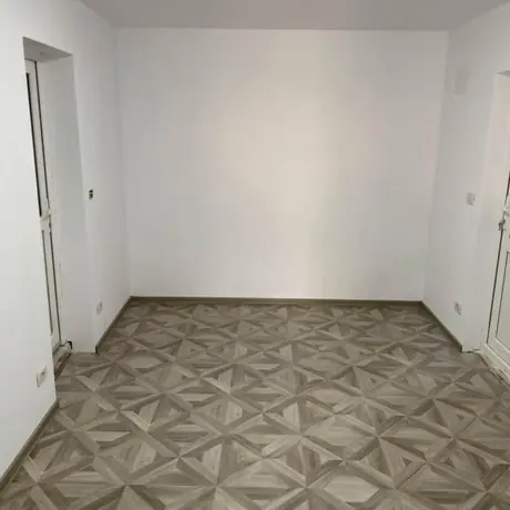 Cameră cu pardoseală din gresie cu model