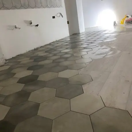 Gresie hexagonală îmbinată cu parchet laminat