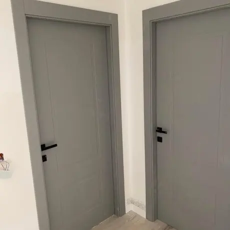 Uși interioare montate, finisaj gri