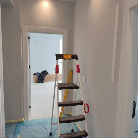 Hol zugrăvit, cu spoturi montate în tavan