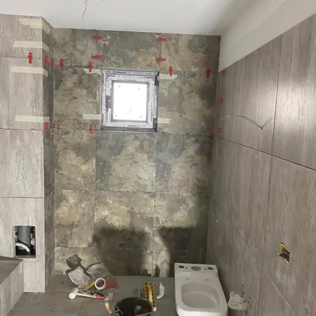 Baie cu faianță și obiecte sanitare montate