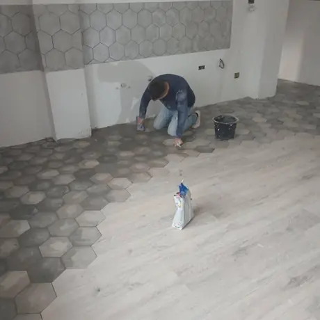 Montaj gresie în camera de zi