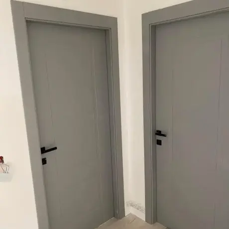 Uși interioare gri montate, cu pervazuri și parchet