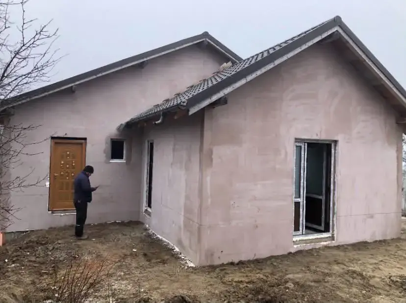 Casă la gri, cu tencuiala exterioară aplicată