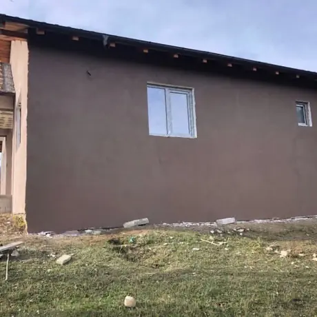 Fațadă cu tencuială decorativă finalizată