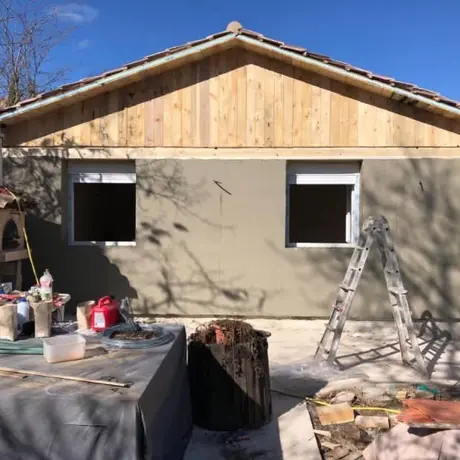 Casă cu fronton din lemn, în etapa de finisaj exterior