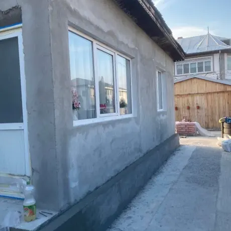 Fațadă laterală finisată, cu ferestre montate