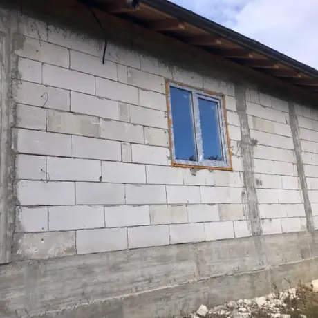 Pereți din BCA ridicați pe soclu de beton