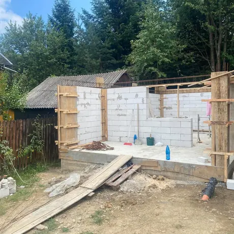 Pereți și stâlpi turnați pentru o construcție nouă