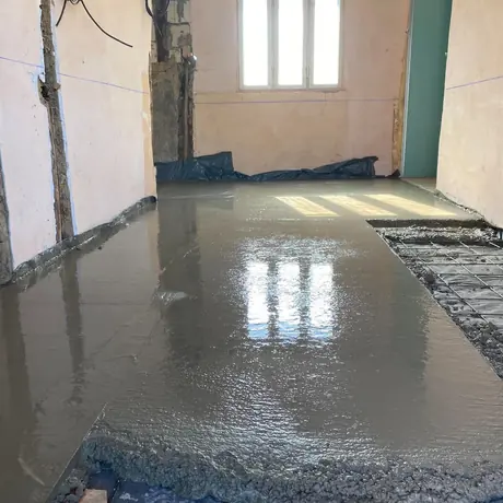 Placă de beton turnată la interior