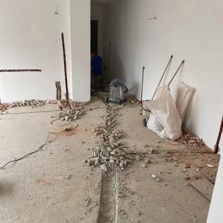Pardoseală decopertată, pregătită pentru consolidare