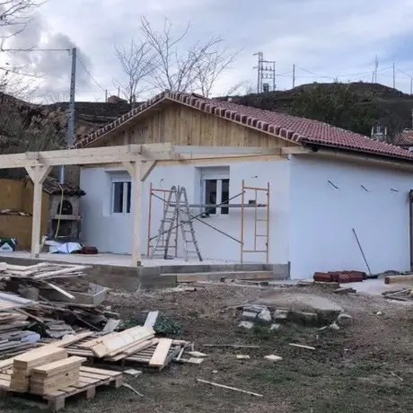 Casă finalizată la exterior, cu terasă pe stâlpi