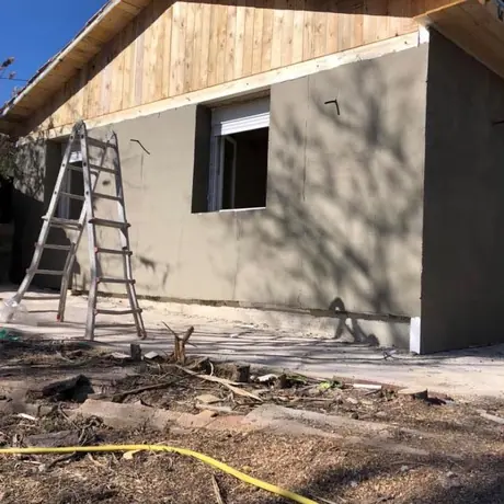 Construcție nouă cu fronton placat în lemn
