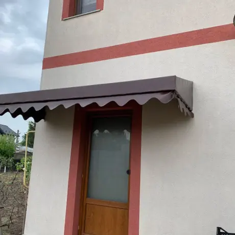 Copertină fixă montată deasupra intrării