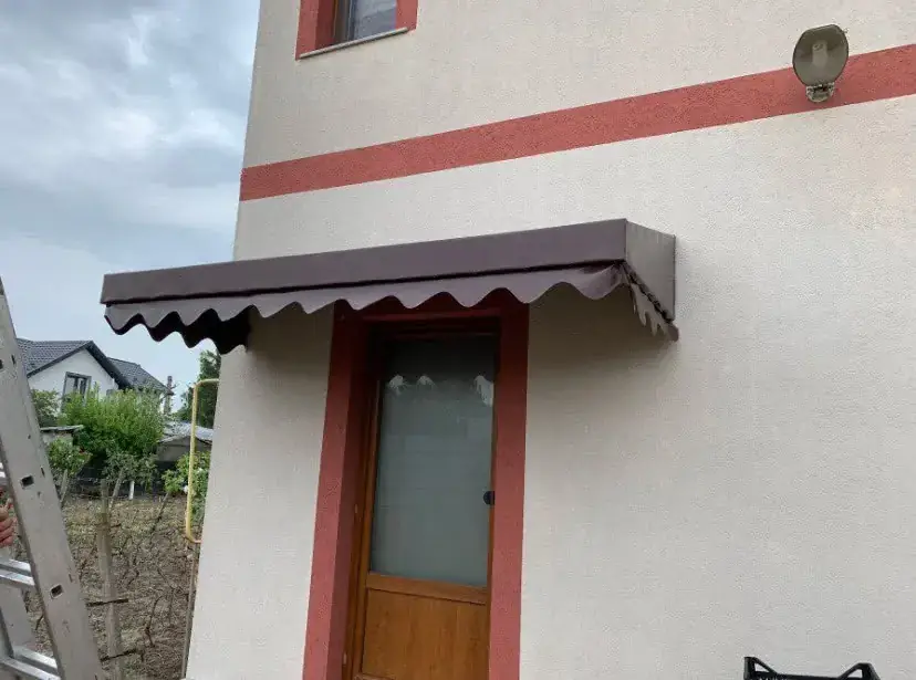 Copertină fixă montată deasupra intrării