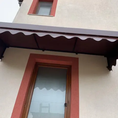 Copertină cu volan, pe structură metalică