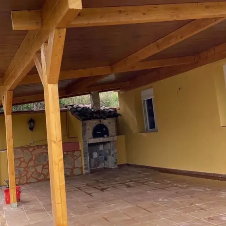 Terasă acoperită cu structură din lemn masiv