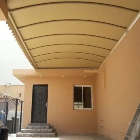Copertină arcuită peste curtea interioară