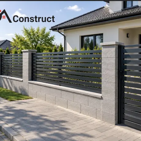 Gard din plăci de beton cu stâlpi placați și panouri metalice orizontale