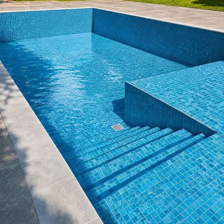 Piscină placată cu mozaic, cu trepte pe toată lățimea