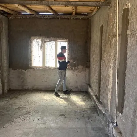 Casă veche cu pereții decopertați