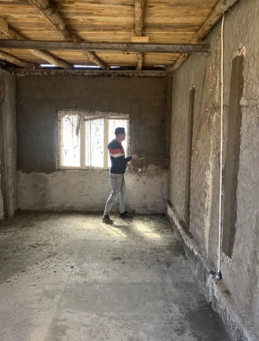 Casă veche cu pereții decopertați