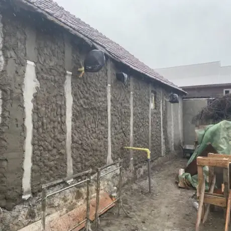 Zidărie veche pregătită pentru tencuială